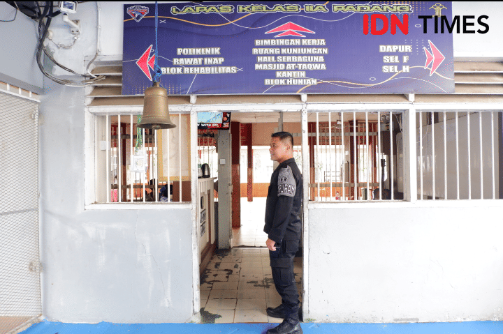 Junaidi berjaga di Lapas Kelas IIA Padang (Foto: IDN Times/Halbert Caniago)