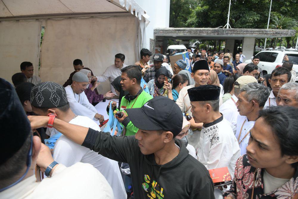 Mengintip Isi Bingkisan yang Dibagikan Istana ke Warga saat Open House