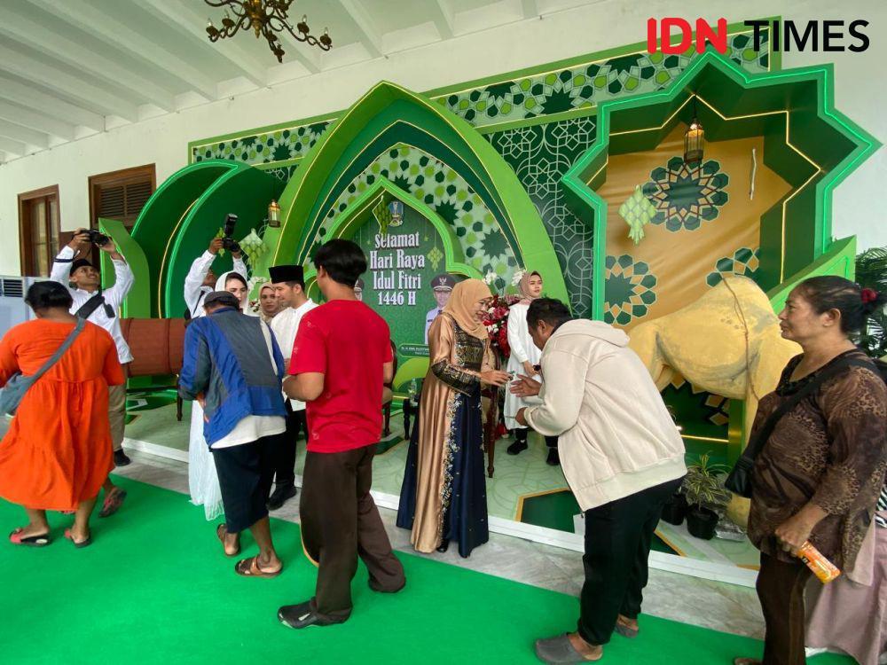 Ribuan Masyarakat Ikuti Open House di Gedung Negara Grahadi