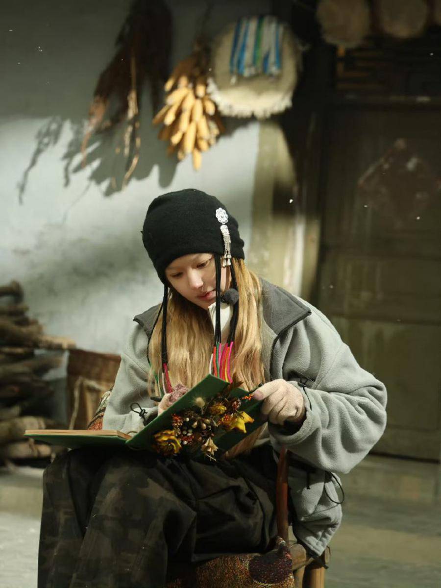 potret Zhao Lusi di balik layar variety show Be Myself (dok. weibo.com/Zhao Lusi Studio)