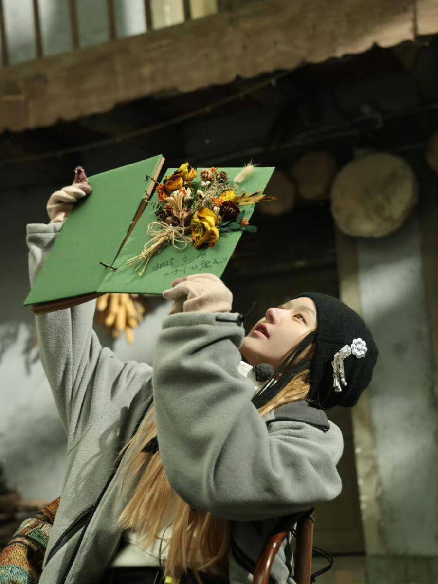 potret Zhao Lusi di balik layar variety show Be Myself (dok. weibo.com/Zhao Lusi Studio)