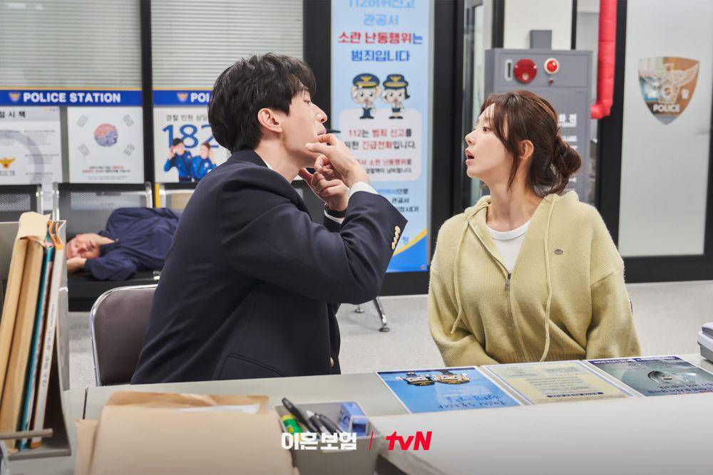cuplikan Lee Dong Wook dan Lee Joo Bin di drama The Divorce Insurance (dok. tvN/The Divorce Insurance)