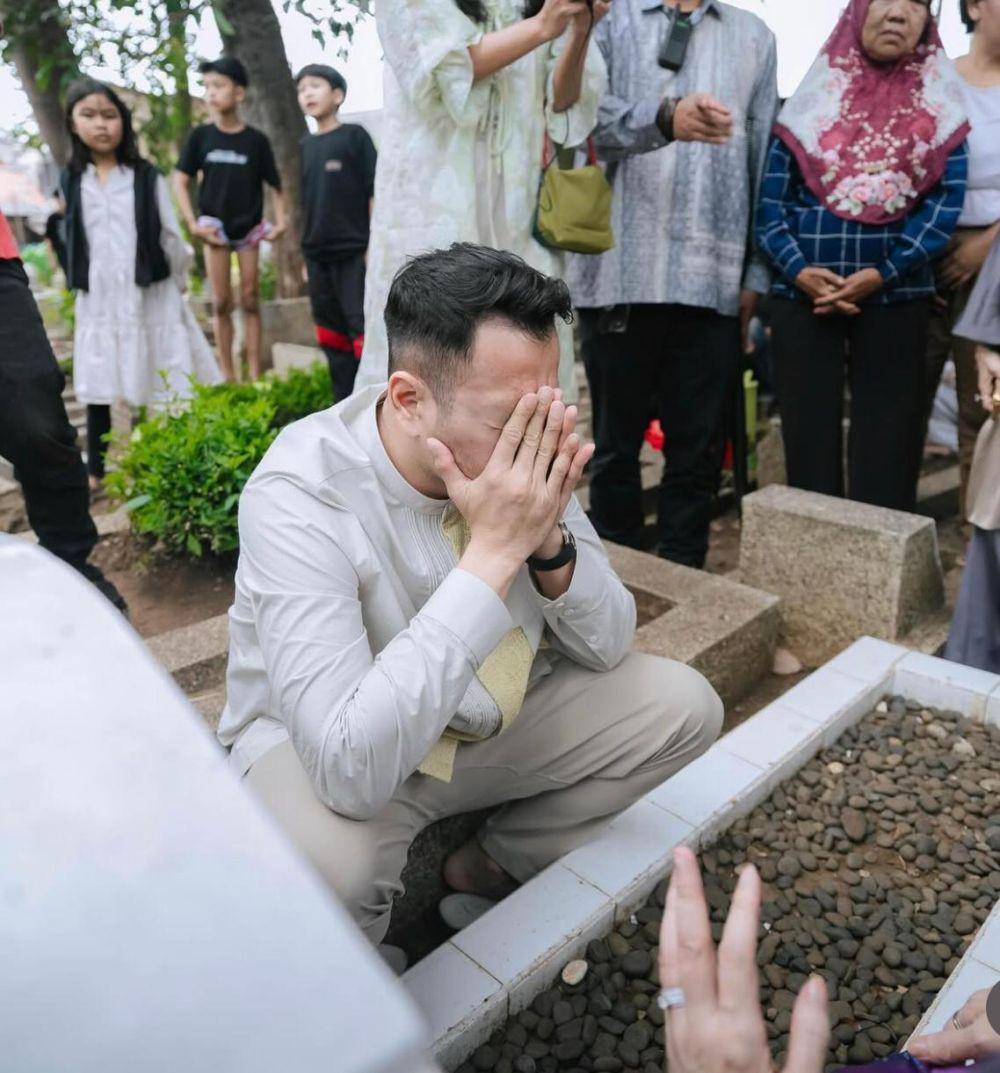 Raffi Ahmad ziarah ke makam ayah (instagram.com/raffinagita1717)