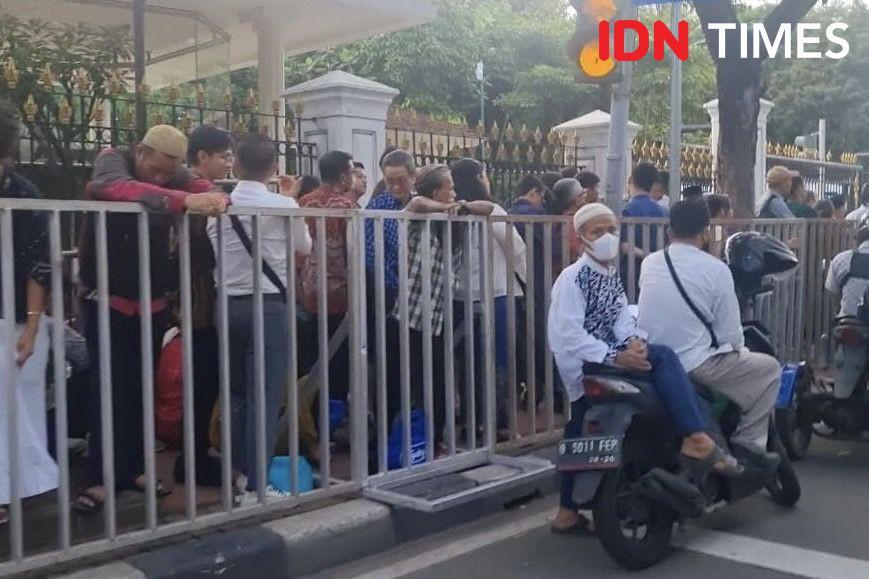 Ingin Ikut Open House di Istana, Antrean Warga Mengular sejak Pagi