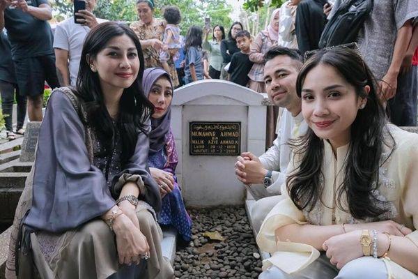 7 Potret Raffi Ahmad Ziarah ke Makam Sang Ayah di Lebaran Pertama 2025