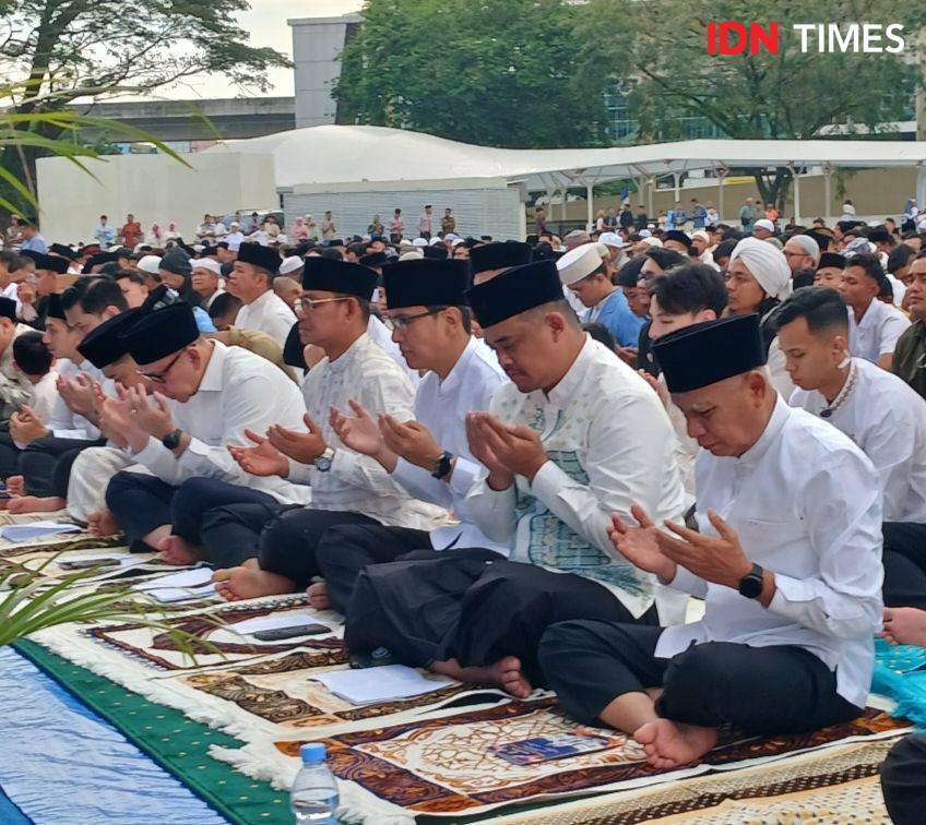Bobby dan Rico Salat Idul Fitri Bareng di Lapangan Merdeka Medan