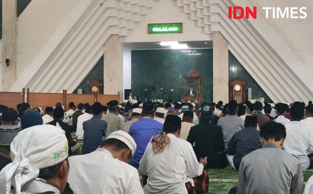 Menteri ATR/BPN, Nusron Wahid menjadi khatib Salat Idul Fitri 1446 Hijriah di Masjid KH Hasyim Asy'ari (IDN Times/Yosafat Diva Bayu Wisesa)