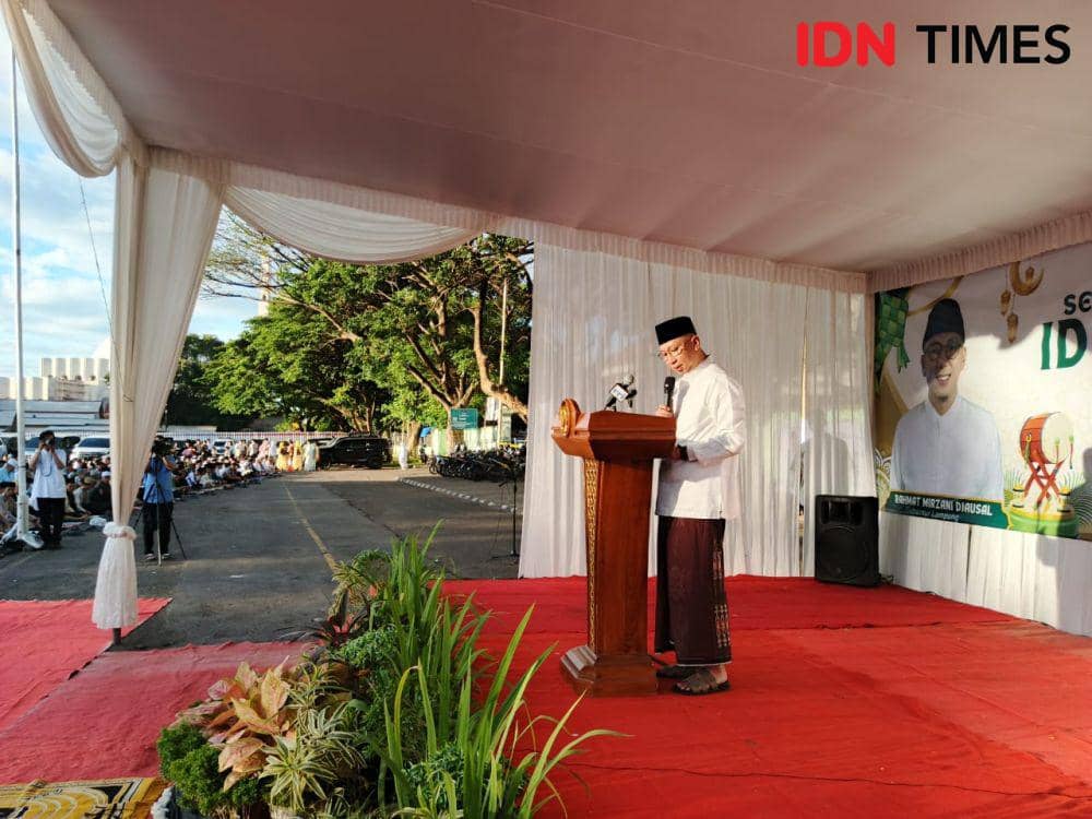 Pakai Baju Koko, Gubernur Rahmat Mirzani Djausal Salat Id di Saburai