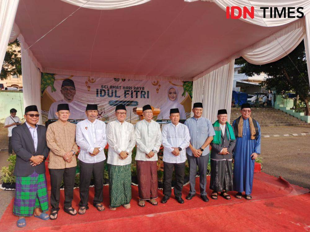 Gubernur Lampung Rahmat Mirzani Djausal Salat Idul Fitri 1446 Hijriah/2025 M bersama ribuan warga di Lapangan Enggal, Kota Bandar Lampung, Senin (31/3/2025) pukul 07.00 WIB. (IDN Times/Martin L Tobing).