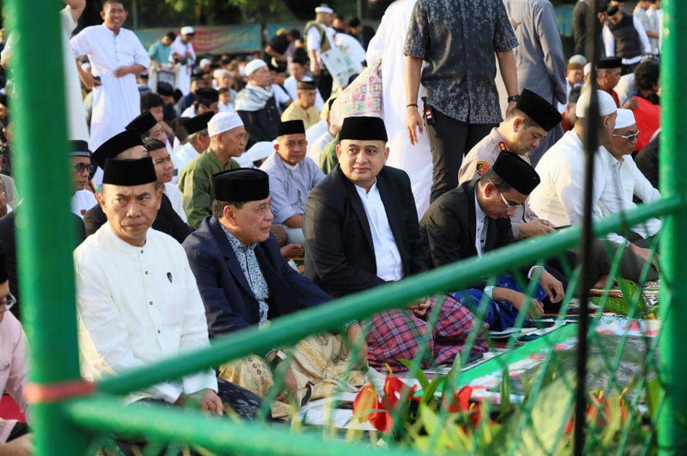 Wali Kota Makassar Munafri Arifuddin bersama ribuan warga melaksanakan Salat Idulfitri di Lapangan Karebosi, Senin (31/3/2025). (Dok. Humas Pemkot Makassar)