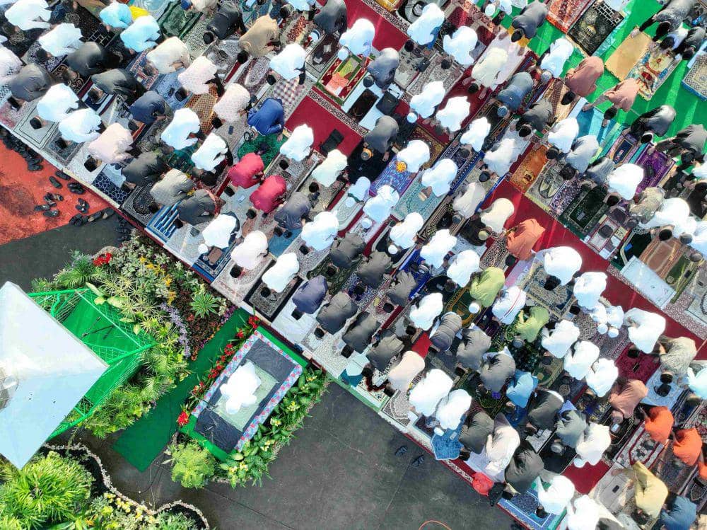 Ribuan warga melaksanakan Salat Idulfitri di Lapangan Karebosi, Senin (31/3/2025). (Dok. Humas Pemkot Makassar)