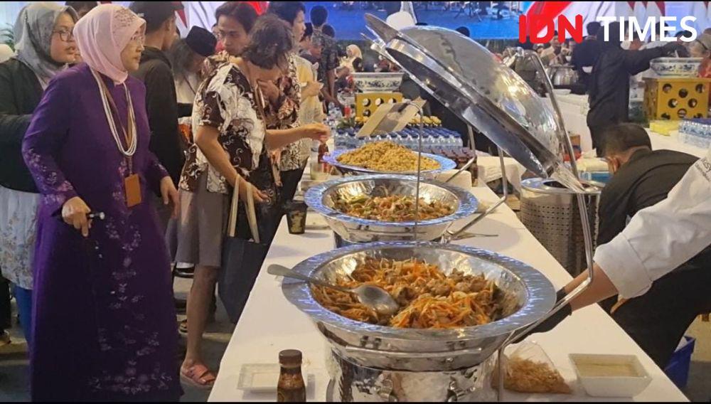 Momen Warga Nikmati Jamuan Makan saat Open House Idul Fitri di Istana