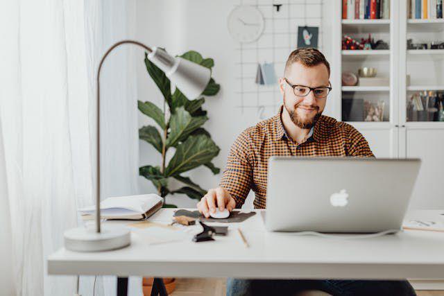 ilustrasi pria menggunakan teknologi digital (pexels.com/Photo By: Kaboompics.com)