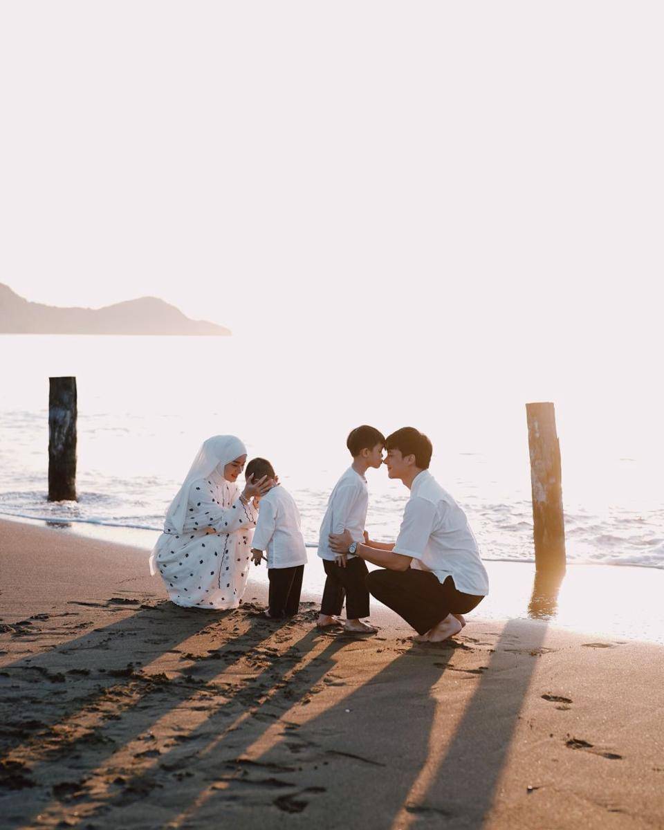 gaya Lebaran keluarga artis (instagram.com/rey_mbayang)