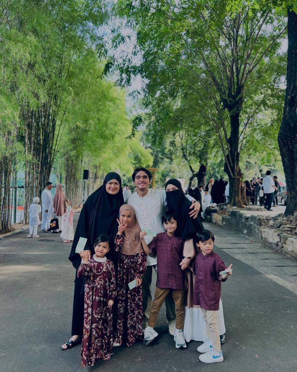 gaya Lebaran keluarga artis (instagram.com/rickyharun)