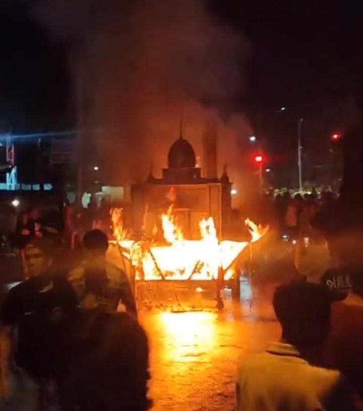 Miniatur masjid yang terbakar usai pawai takbiran di Kota Mataram, Minggu malam (30/3/2025) menyebabkan seorang warga mengalami luka bakar. (dok. Istimewa)