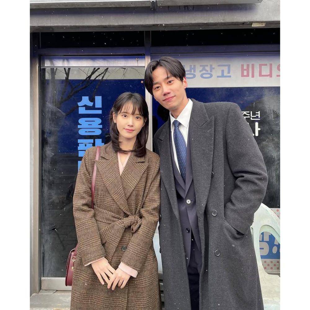 IU dan Lee Joon Young di balik layar drama When Life Gives You Tangerines (instagram.com/real_2junyoung)