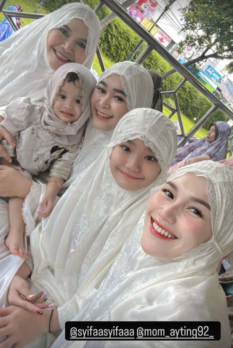 momen artis melakukan salat di 2025 (instagram.com/ayutingting92)