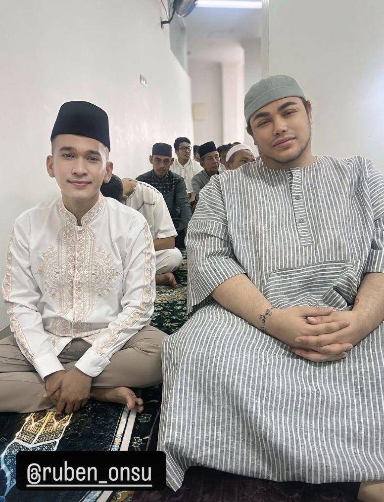 momen artis lakukan salat id (instagram.com/ivan_gunawan)
