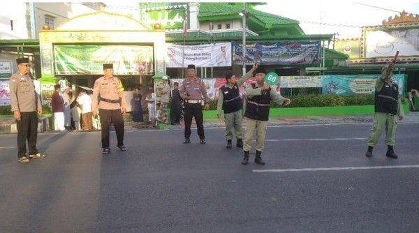 Personel Polresta Bandar Lampung dikerahkan untuk mengamankan pelaksanaan Salat Idul fitri 1446 Hijriah di kota setempa, Senin (31/3/2025). (Dok. Polresta Bandar Lampung).