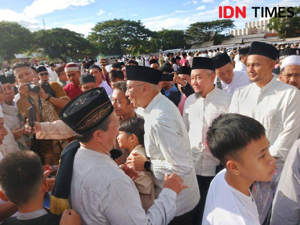 Gubernur Lampung Rahmat Mirzani Djausal Salat Idul Fitri 1446 Hijriah/2025 M bersama ribuan warga di Lapangan Enggal, Kota Bandar Lampung, Senin (31/3/2025) pukul 07.00 WIB. (IDN Times/Martin L Tobing).