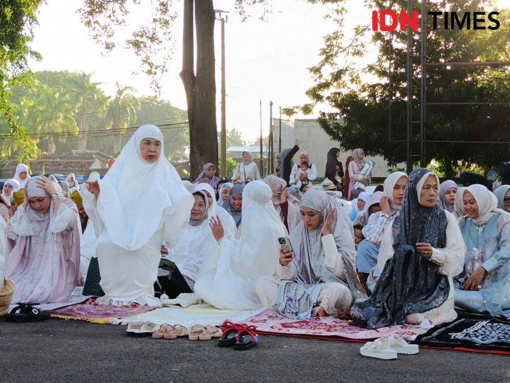 Wakil Gubernur Lampung Jihan Nurlela mengikuti Salat Idul Fitri 1446 Hijriah di Lapangan Saburai, Senin (31/3/2025). (IDN Times/Martin L Tobing).