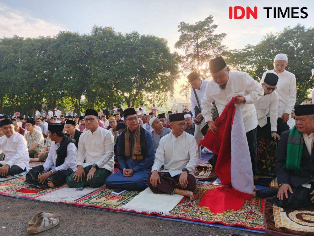 Gubernur Lampung Rahmat Mirzani Djausal Salat Idul Fitri 1446 Hijriah/2025 M bersama ribuan warga di Lapangan Enggal, Kota Bandar Lampung, Senin (31/3/2025) pukul 07.00 WIB. (IDN Times/Martin L Tobing).