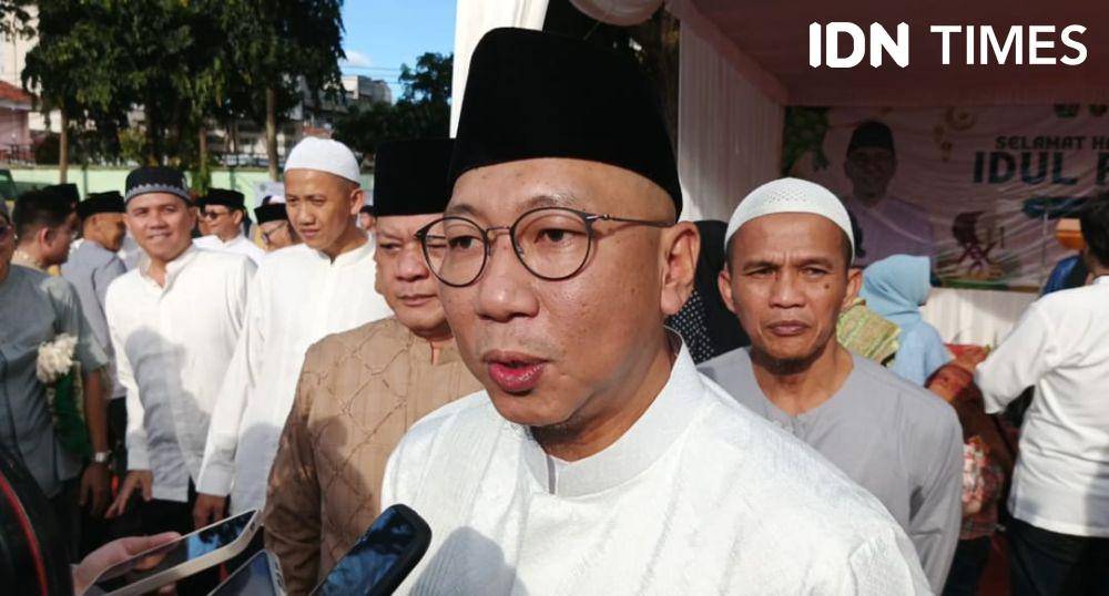 Gubernur Lampung Rahmat Mirzani Djausal Salat Idul Fitri 1446 Hijriah/2025 M bersama ribuan warga di Lapangan Enggal, Kota Bandar Lampung, Senin (31/3/2025) pukul 07.00 WIB. (IDN Times/Martin L Tobing).
