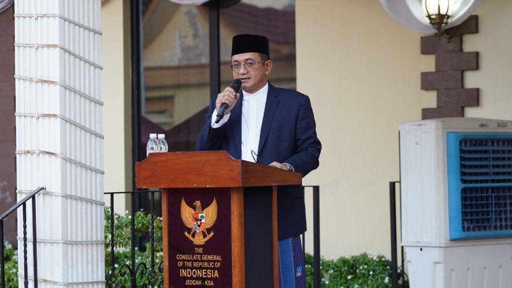 Konjen RI di Jeddah, Yusron Ambary saat memimpin Salat Idul Fitri di Wisma RI. (Dok. KJRI Jeddah)