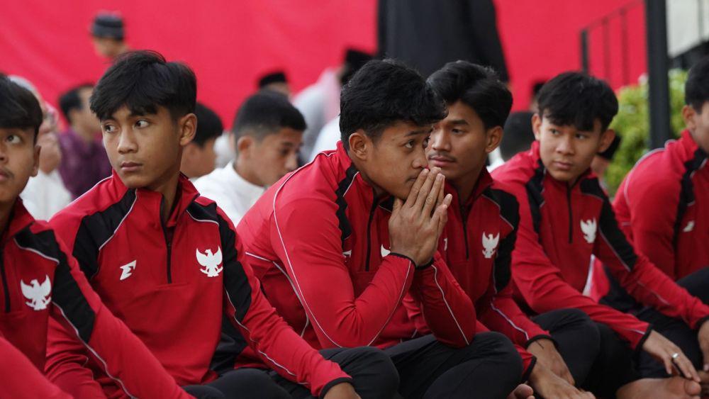 Pemain dan manajemen Timnas U-17 ikut Salat Idul Fitri di KJRI Jeddah. (Dok. KJRI Jeddah)