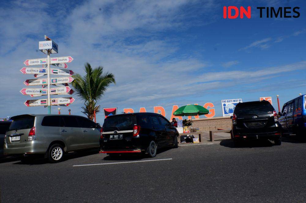 Kendaraan berplat BM dan BK parkir di Pantai Padang (Foto: IDN Times/Halbert Caniago)