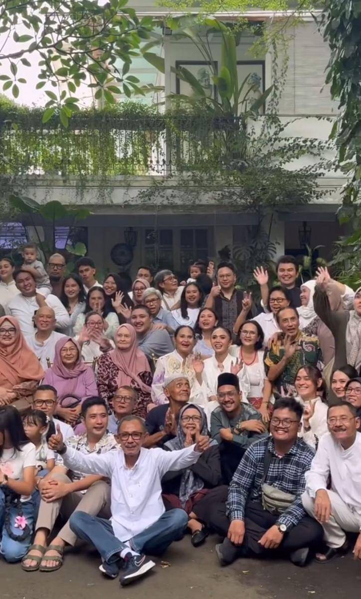 potret keluarga besar Yuni Shara dan Sha Ine Febriyanti dalam momen lebaran Idulfitri 2025. (instagram.con/yunishara36)