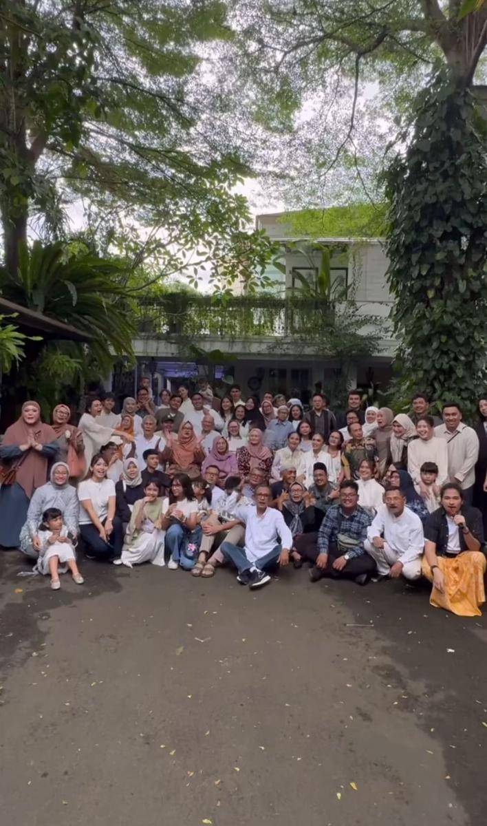 potret keluarga besar Yuni Shara dan Sha Ine Febriyanti dalam momen lebaran Idulfitri 2025. (instagram.con/yunishara36)