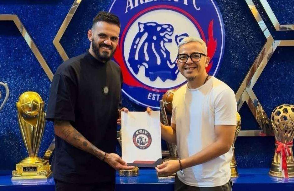 Lucas Frigeri saat menandatangani kontrak baru dengan Arema FC. (Instagram/lucasfrigeri01)
