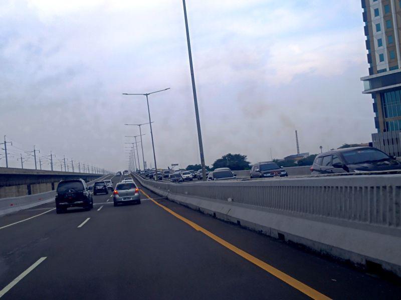 H2 Lebaran Jalan Tol Layang MBZ Padat Merayap