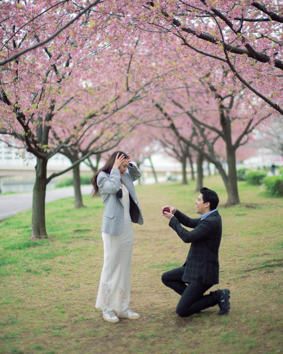 Gaya Luna Maya saat Dilamar Maxime di Tokyo (instagram.com/lunamaya)
