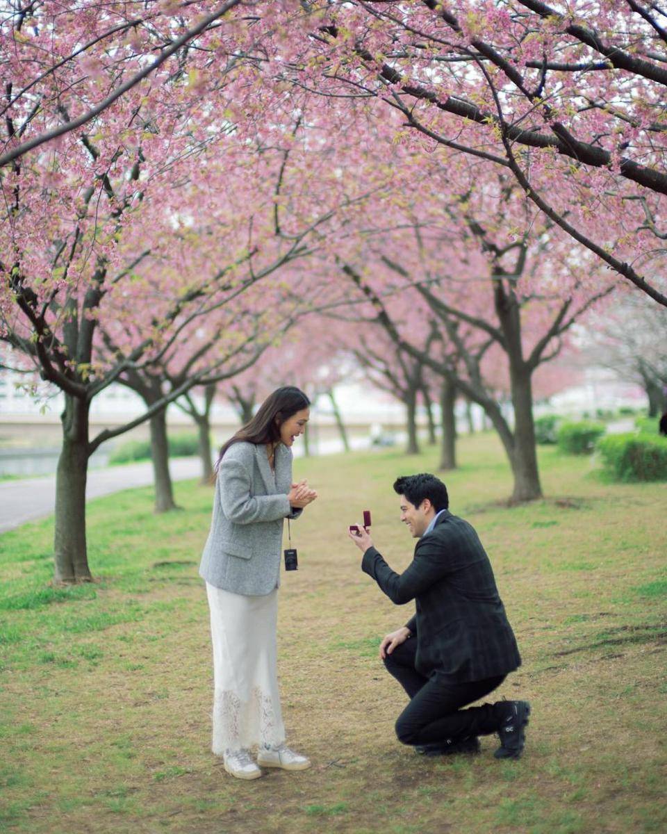 Gaya Luna Maya saat Dilamar Maxime di Tokyo (instagram.com/lunamaya)