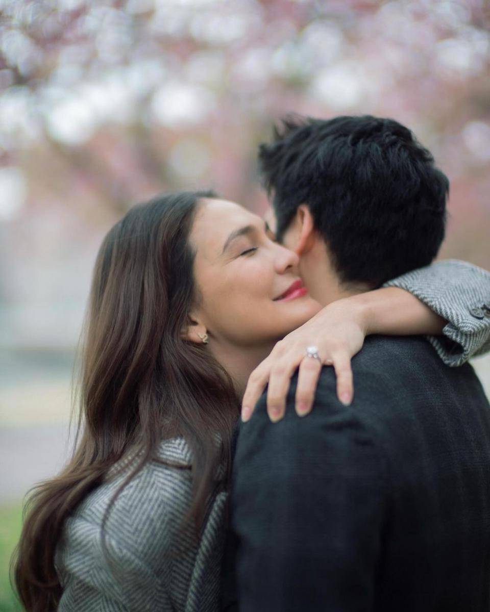 Gaya Luna Maya saat Dilamar Maxime di Tokyo (instagram.com/lunamaya)