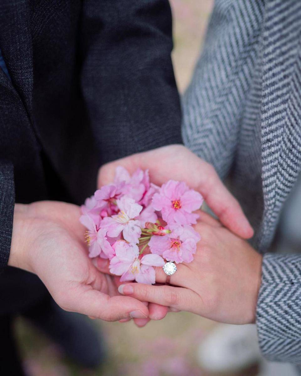 Gaya Luna Maya saat Dilamar Maxime di Tokyo (instagram.com/lunamaya)