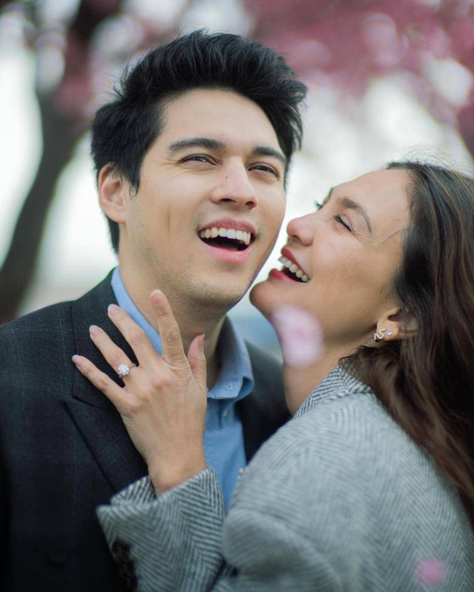 Gaya Luna Maya saat Dilamar Maxime di Tokyo (instagram.com/lunamaya)