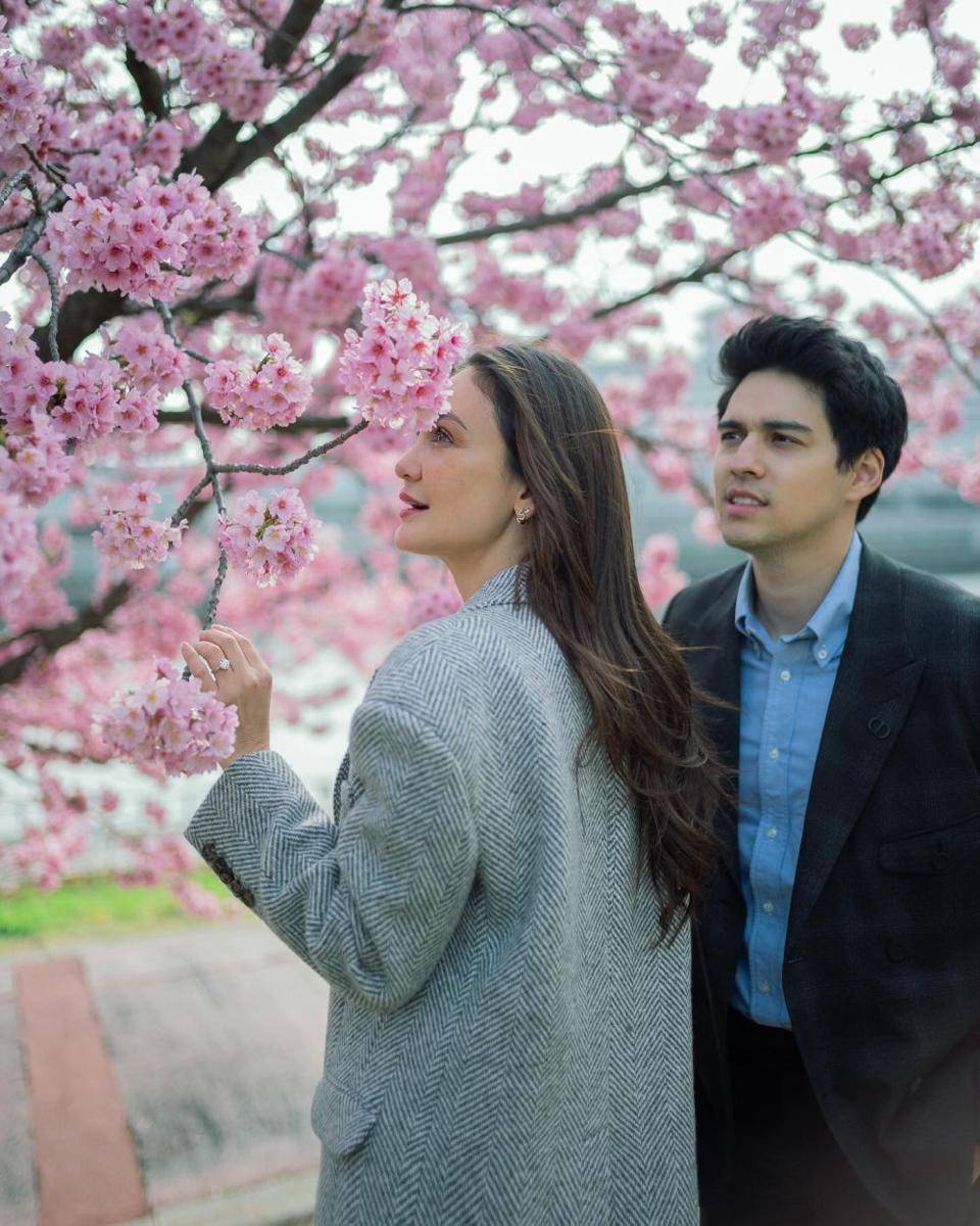 Gaya Luna Maya saat Dilamar Maxime di Tokyo (instagram.com/lunamaya)
