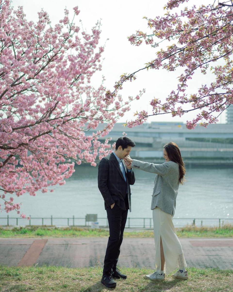 Gaya Luna Maya saat Dilamar Maxime di Tokyo (instagram.com/lunamaya)