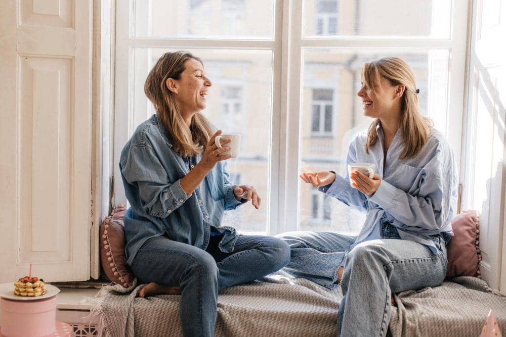 ilustrasi perempuan mengobrol (freepik.com/lookstudio)