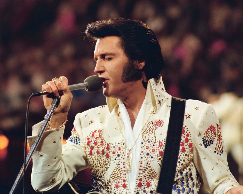 5 Fashion Ikonik yang Diabadikan dalam Lagu Terkenal, Pernah Dengar?