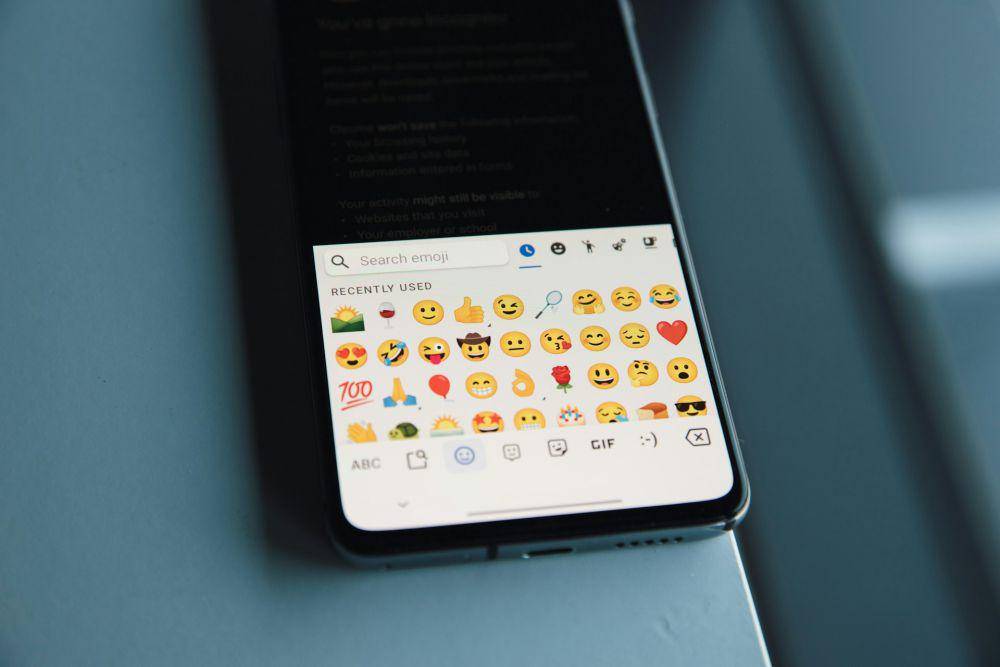 emoji 🤭 artinya