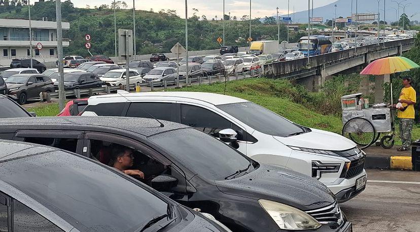 Macet Parah di GT Parungkuda, Kendaraan Terjebak hingga Overheat