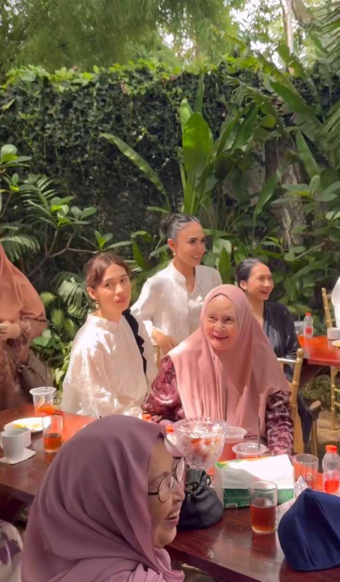 potret Nurra Datau, anak sulung Sha Ine Febriyanti, bersama Yuni Shara dan ibunda Ine dalam momen lebaran Idulfitri 2025. (instagram.com/yunishara36)