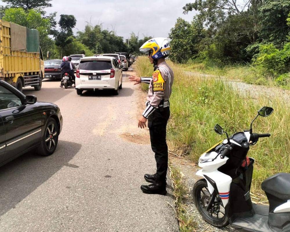 Polda Lampung, menerapkan pola “tekuk kiri” guna mengurai kepadatan kendaraan, Selasa (1/4/2025). (Dok. Polres Lamteng).