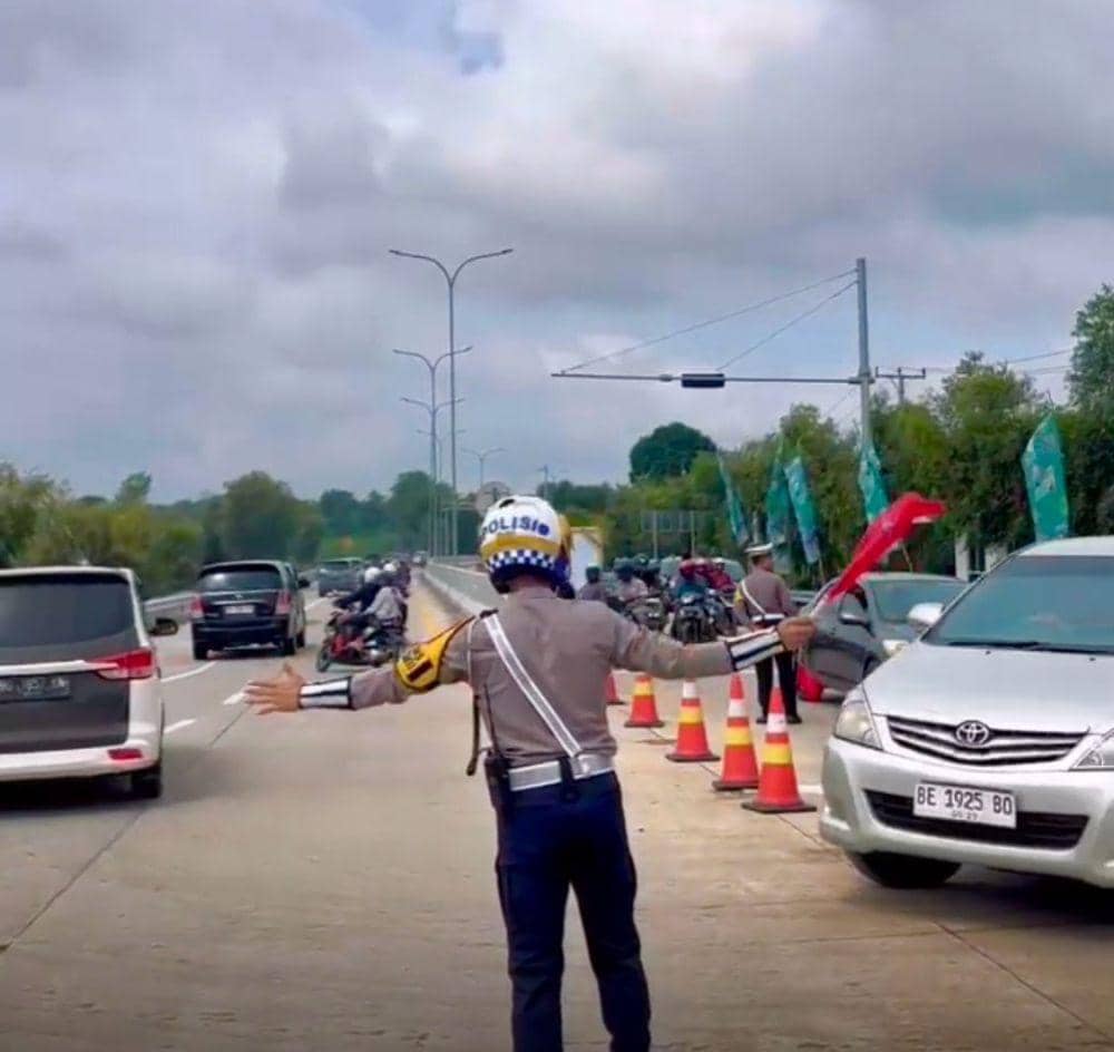 Polda Lampung, menerapkan pola “tekuk kiri” guna mengurai kepadatan kendaraan, Selasa (1/4/2025). (Dok. Polres Lamteng).