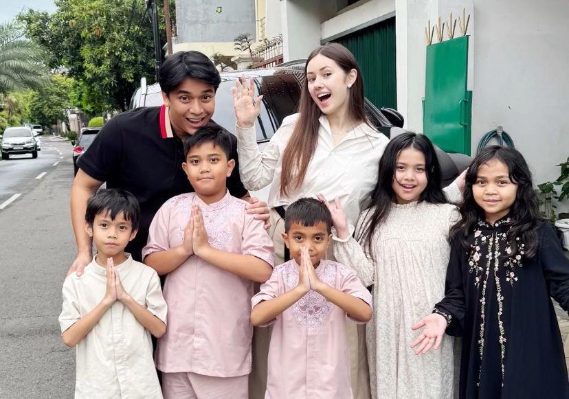 7 Potret Billy Syahputra Rayakan Lebaran 2025 Bersama Vika Kolesnaya